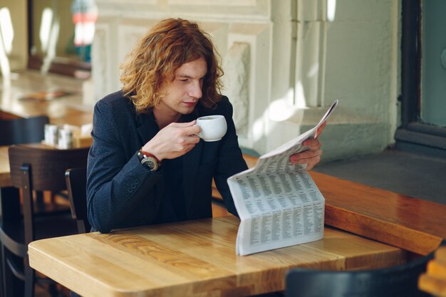 읽는 동안 커피를 마시는 hipster 남자