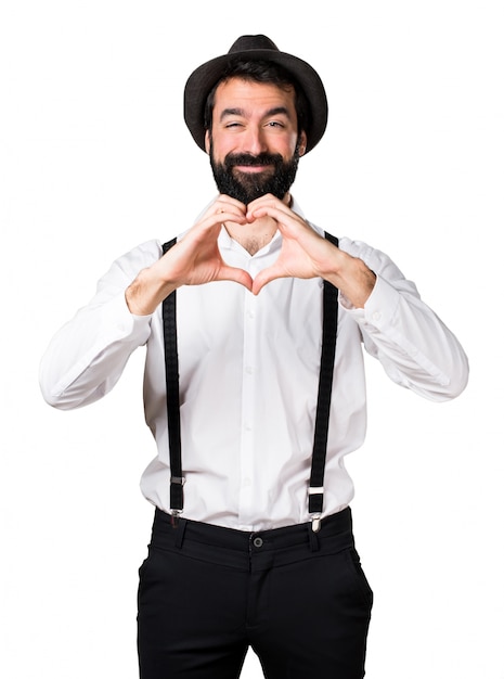 Foto gratuita hipster uomo con la barba fare un cuore con le mani