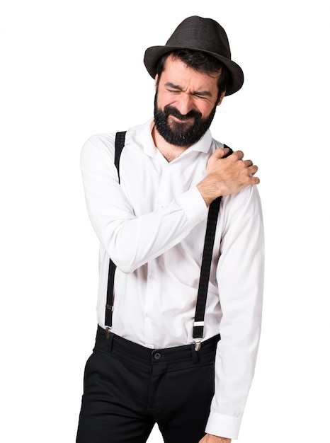 Foto gratuita uomo di hipster con la barba con dolore alla spalla