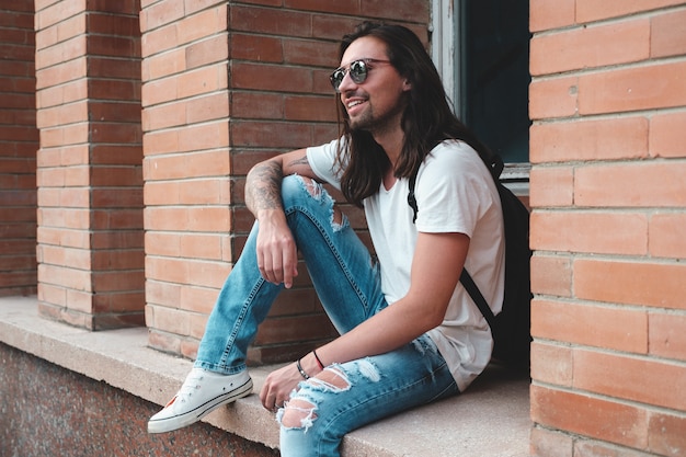 Foto gratuita modello hipster con capelli lunghi