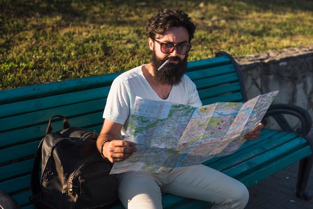 Foto gratuita hipster in vacanza in panchina