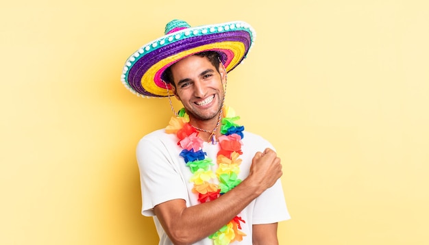 히스패닉 잘생긴 남자는 행복하고 도전에 직면하거나 축하합니다. 멕시코 파티 개념