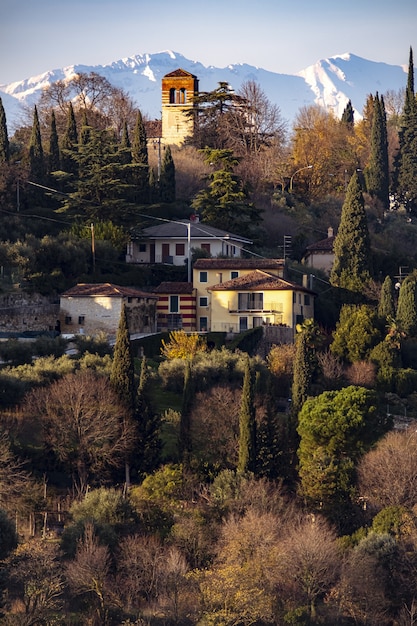 日没時のイタリア、ヴェローナの歴史的建造物