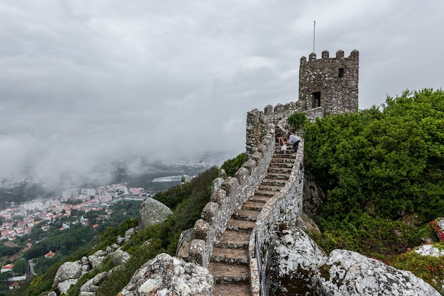 Foto gratuita storico castello dei mori a sintra, in portogallo in una giornata nebbiosa