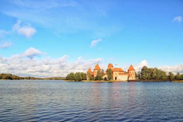 Исторический Тракайский замок в Литве у озера под красивым облачным небом