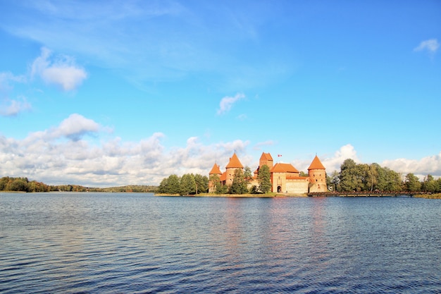 아름 다운 흐린 하늘 아래 호수 근처 리투아니아에서 역사적인 Trakai 성