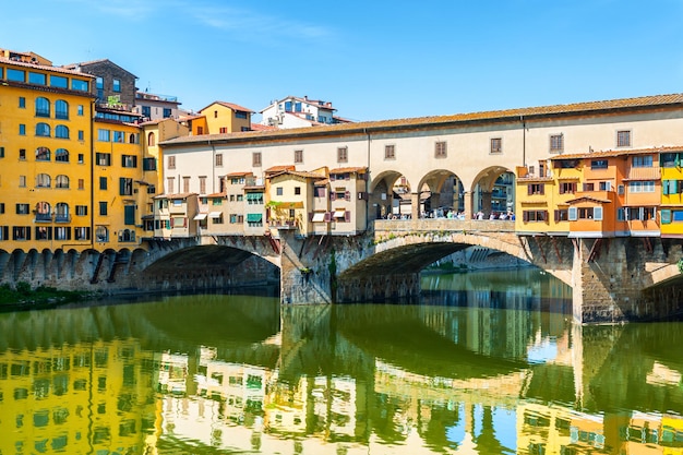 Исторический и знаменитый мост понте веккьо во флоренции, италия