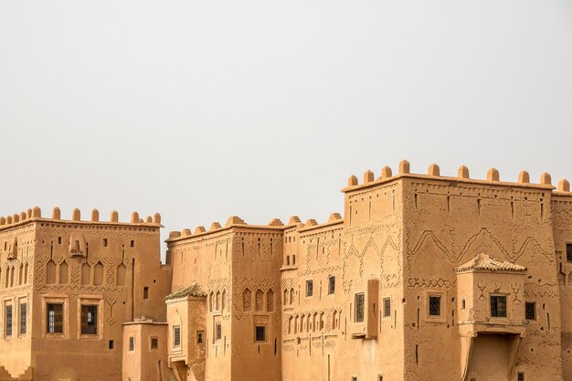 흰색과 모로코의 Taourirt Ouarzazate의 역사적인 Casbah