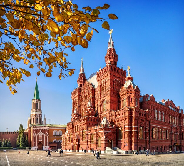 가을 화창한 날 모스크바의 역사 박물관과 니콜스카야 타워
