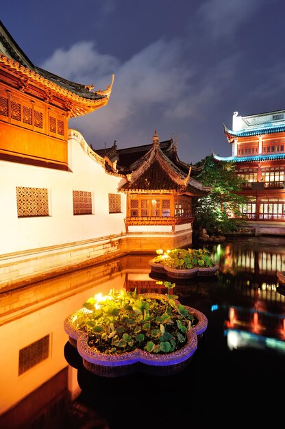 夜の上海の歴史的な塔のかまちの建物