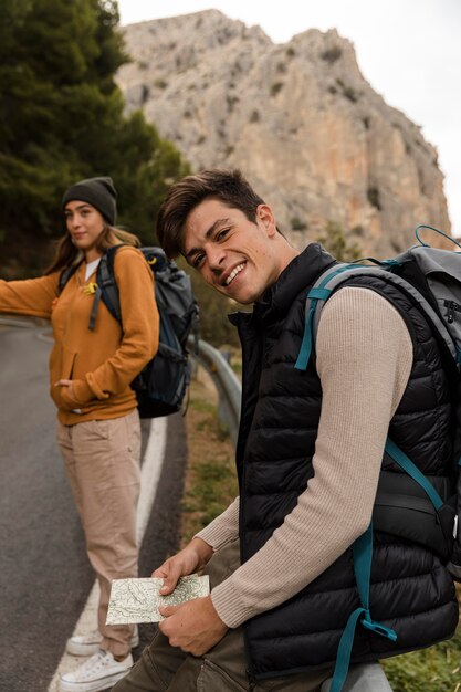 Foto gratuita autostop per un'auto in montagna