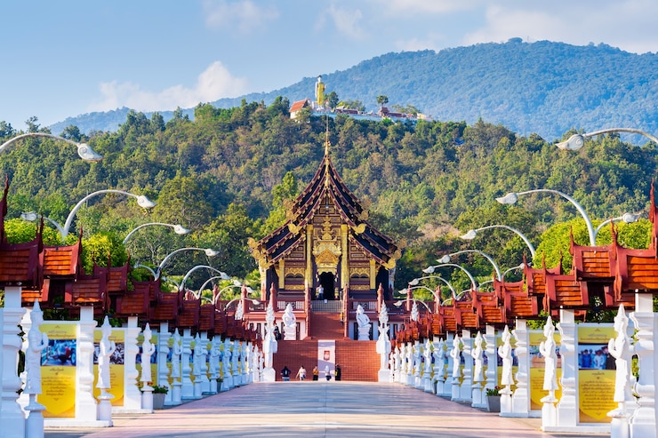무료 Photo 태국 치앙마이의 royal flora ratchaphruek에서 ho kham luang 북부 태국 스타일.