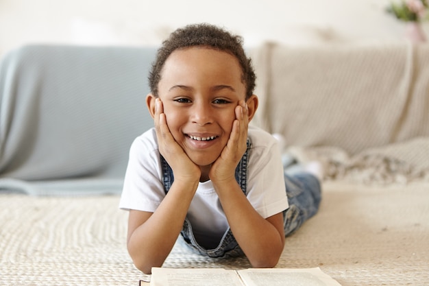 Foto gratuita hobby, letteratura, tempo libero e concetto di infanzia.