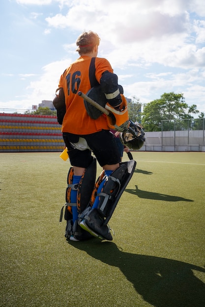 Foto gratuita giocatore di hockey durante una partita sull'erba