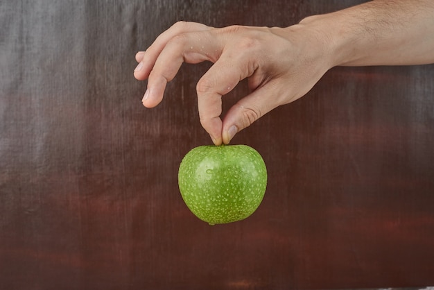 Free photo holding apple in the hand