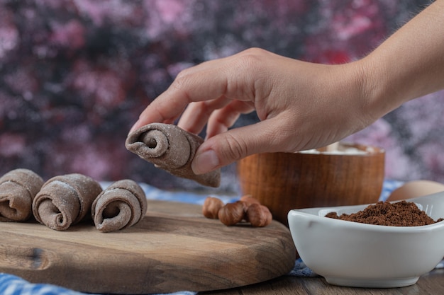 Foto gratuita tenendo in mano i biscotti mutaki caucasici.