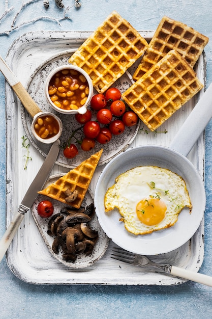 Праздничный завтрак с яйцом на вафлях food photography