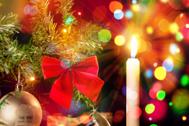 크리스마스 트리에 촛불과 장식품이 있는 크리스마스 카드. 꽃다발. 장신구와 촛불 앞에 아름 다운 크리스마스 트리. 메리 크리스마스