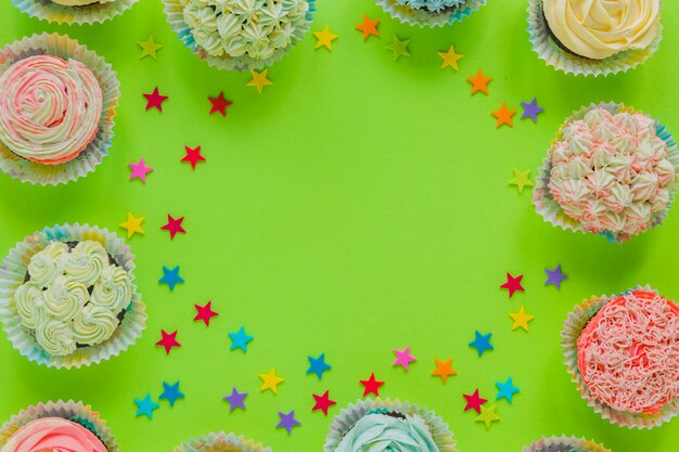 무료 사진 컵 케이크와 색종이의 휴일 구성