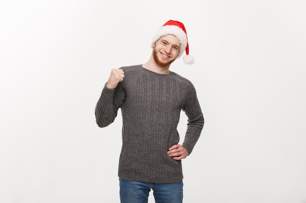휴일 개념 흥미 진진한 느낌으로 손을 보여주는 스웨터에 젊은 수염 남자