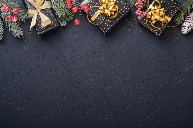 휴일 선물 상자 또는 리본, 황금 색종이 조각, 검은색 바탕에 금색 싸구려가 있는 선물. 마법의 크리스마스 인사말 카드입니다. 크리스마스 장식. 테두리 디자인입니다. 조롱. 평면도.