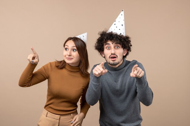 휴일 축제 및 파티 개념-서로 다른 방향을 가리키는 행복 사랑의 재미있는 커플