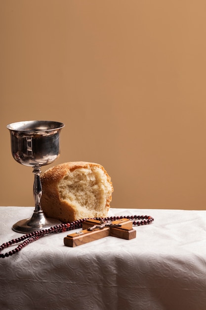 Foto gratuita concetto di santa comunione con il vino