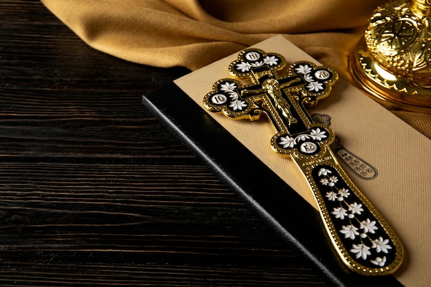Святое причастие с золотым крестом под высоким углом