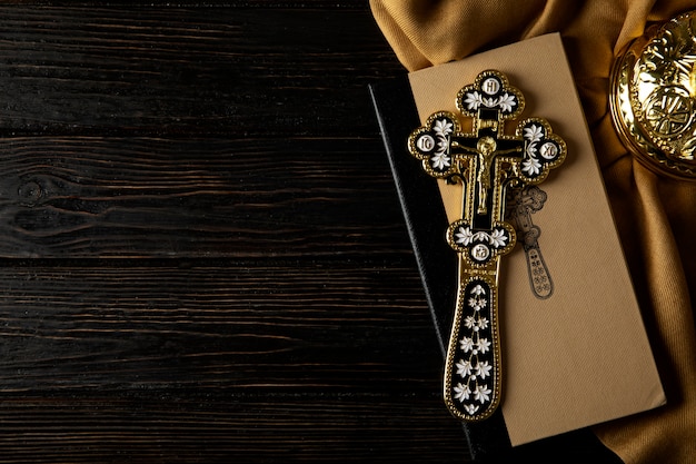 Foto gratuita santa comunione con croce d'oro vista dall'alto