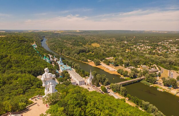 ドローンウクライナで撮影された聖なる休眠聖なる大修道院の鳥瞰図