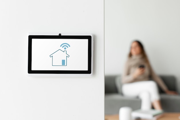 Бесплатное фото Монитор панели домашней автоматизации на стене
