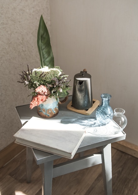 아름다운 화분과 장식 용품이있는 가정용 의자