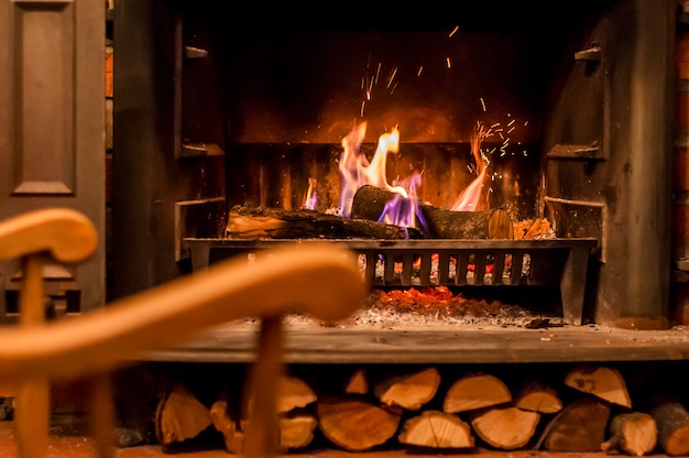 (Quelle:https://www.freepik.com/free-photo/home-comfort-rocking-chair-near-fireplace-photo-interior-room-rocking-chair-living-room-with-decorated-modern-fireplace_1189525.htm#query=fireplace&position=2&from_view=search&track=sph&uuid=7d7e0ae7-f320-491b-81bd-3ffa89ab98bc)