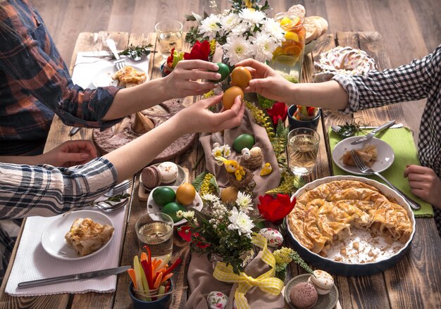 축제 테이블에서 집 휴일 친구 또는 가족