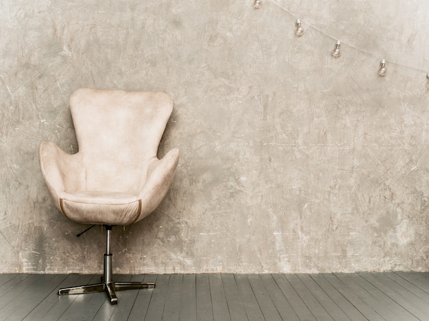 베이지 색 벨벳 안락 의자와 나무 바닥 홈 인테리어 회색 벽 배경