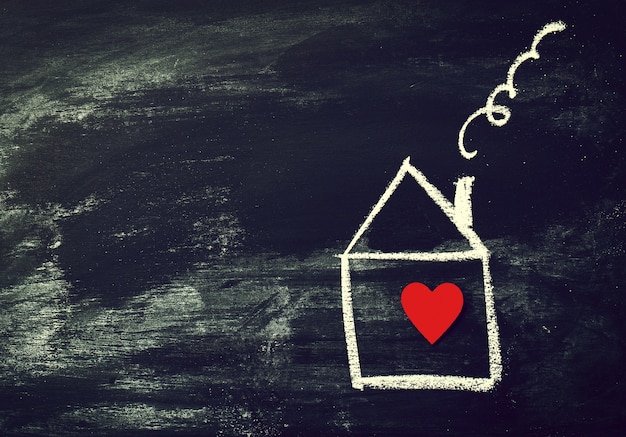 Casa o concetto di amore. painted house con cuore rosso su un ch nero