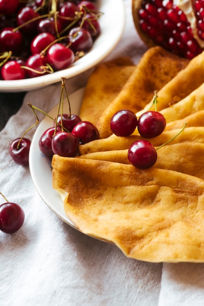 Foto gratuita colazione fatta di frittelle e frutta fatta in casa