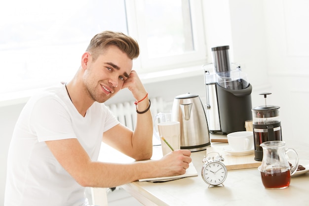 Foto gratuita a casa, mattina. l'uomo al tavolo