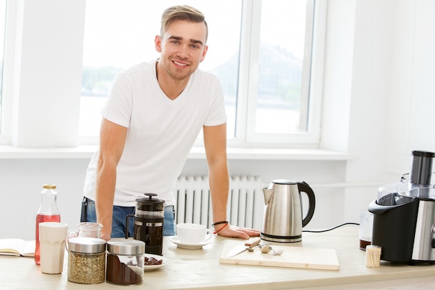 家、朝。コーヒーカップを持つ男