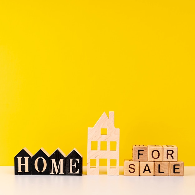 Free photo home for sale lettering on yellow background