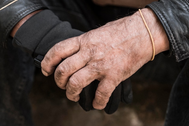 Foto gratuita uomo senza casa che tiene le sue mani