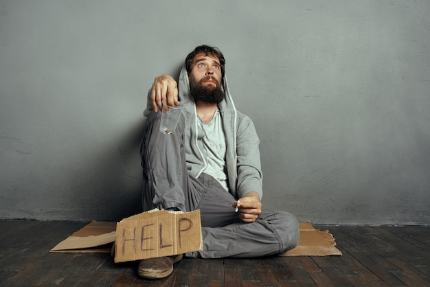 サインを持っているホームレスの男性は、うつ病の不満を助けます Premium写真