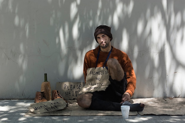 Бездомный мужчина с алкоголем