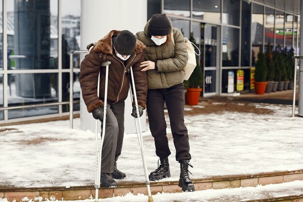 Бездомный в зимнем городе.