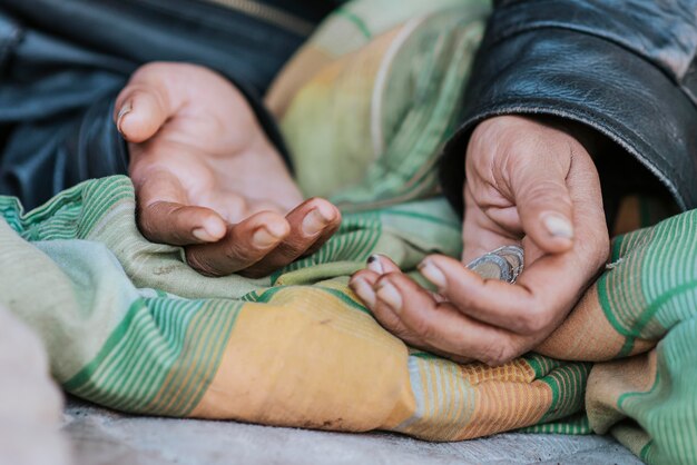 Бездомная женщина, протягивая руки за помощью