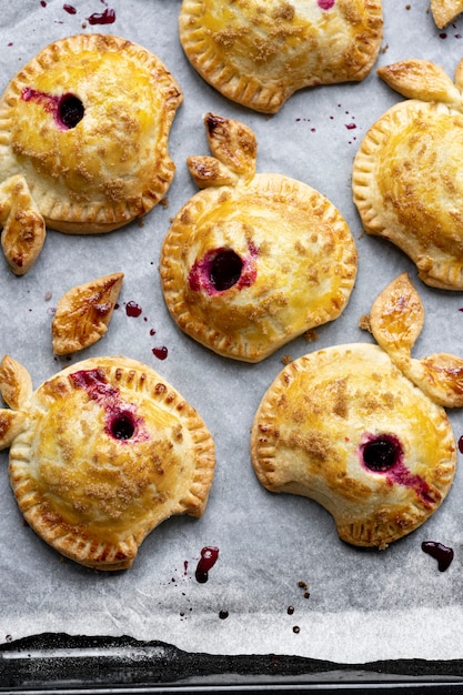 Foto gratuita torte di mele e more fatte in casa fotografia di cibo del ringraziamento