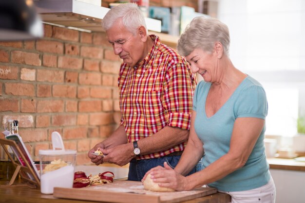年配のカップルが焼いた自家製アップルパイ