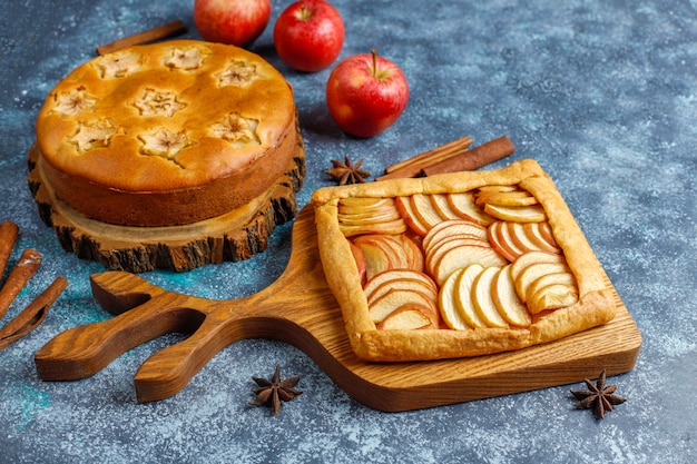 Домашний яблочный пирог, торт и галет.