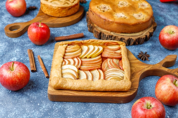 Домашний яблочный пирог, пирог и галет.