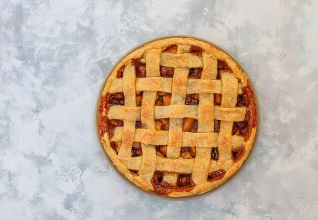회색 콘크리트 배경, 평면도에 만든 사과 파이